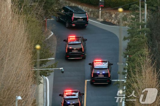 법원의 구속취소 청구 인용으로 석방된 윤석열 대통령이 8일 오후 서울 용산구 한남동 대통령 관저 에서 경호차량에 탑승해 이동하고 있다.  2025.3.8/뉴스1 ⓒ News1 황기선 기자