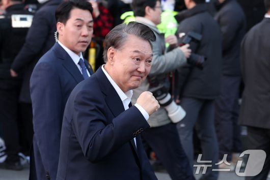 법원의 구속취소 청구 인용으로 석방된 윤석열 대통령이 8일 오후 서울 용산구 한남동 대통령 관저 앞에 도착해 지지자들을 향해 주먹을 불끈 쥐며 인사하고 있다.  2025.3.8/뉴스1 ⓒ News1 김성진 기자