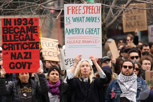 미국 활동가들이 반전 집회를 갖고 반전 시위를 벌이다 미 국토안보부 요원들에게 체포된 팔레스타인 출신 유학생 마흐무드 칼릴의 석방을 촉구하고 있다. ⓒ AFP=뉴스1