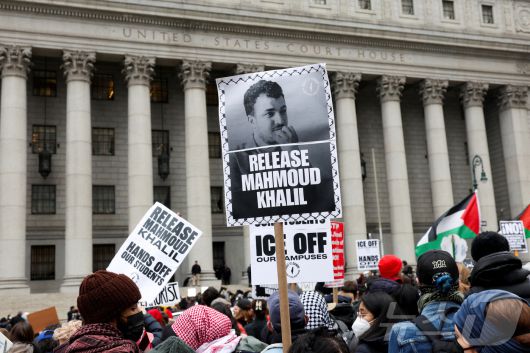 시민들이 뉴욕에서 반전 집회를 갖고 반전 시위를 벌이다 미 국토안보부 요원들에게 체포된 팔레스타인 출신 유학생 마흐무드 칼릴의 석방을 촉구하고 있다. ⓒ 로이터=뉴스1