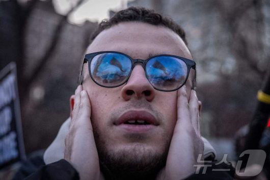 미국 활동가들이 시카고에서 집회를 갖고 반전 시위를 벌이다 미 국토안보부 요원들에게 체포된 팔레스타인 출신 유학생 마흐무드 칼릴의 석방을 촉구하고 있다.  ⓒ AFP=뉴스1