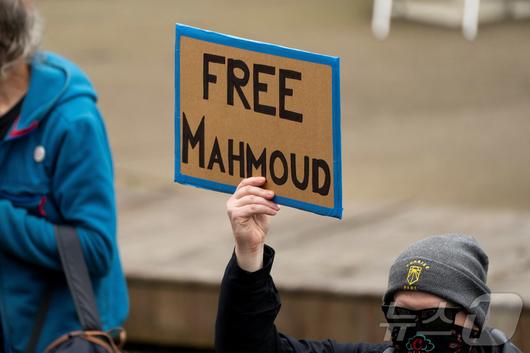 12일(현지시간) 미국 워싱턴주 시애틀 워싱턴 대학교에서 시위대가 마흐무드 칼릴의 석방을 촉구하는 팻말을 들고 있다. ⓒ 로이터=뉴스1