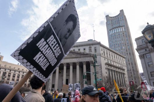 미국 활동가들이 반전 집회를 갖고 반전 시위를 벌이다 미 국토안보부 요원들에게 체포된 팔레스타인 출신 유학생 마흐무드 칼릴의 석방을 촉구하고 있다. ⓒ AFP=뉴스1