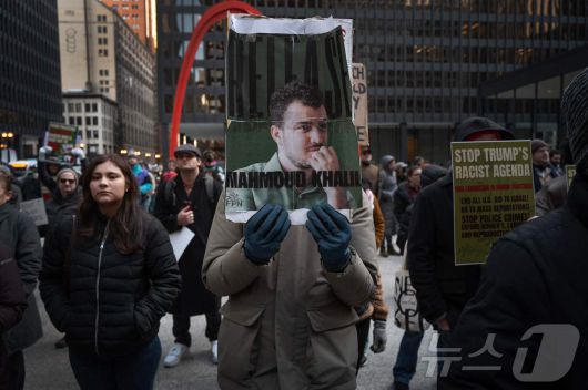 미국 활동가들이 시카고에서 집회를 갖고 반전 시위를 벌이다 미 국토안보부 요원들에게 체포된 팔레스타인 출신 유학생 마흐무드 칼릴의 석방을 촉구하고 있다. ⓒ AFP=뉴스1