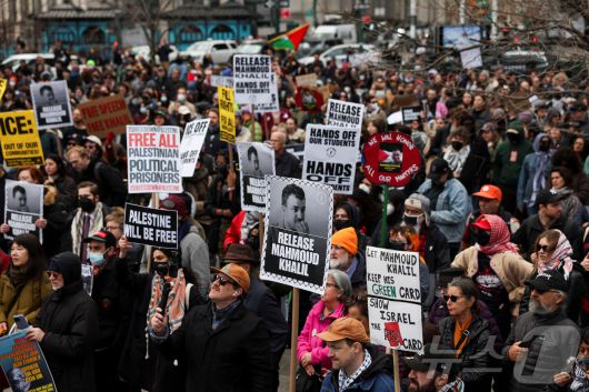 시민들이 뉴욕에서 반전 집회를 갖고 반전 시위를 벌이다 미 국토안보부 요원들에게 체포된 팔레스타인 출신 유학생 마흐무드 칼릴의 석방을 촉구하고 있다. ⓒ 로이터=뉴스1