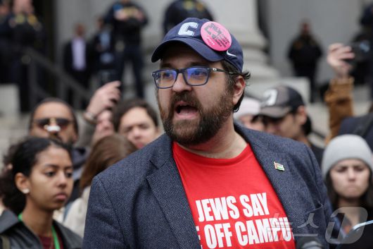 컬럼비아 대학교 조셉 하울리 교수 12일 미국 뉴욕에서 열린 팔레스타인 활동가 마흐무드 칼릴의 구금에 관한 청문회장 앞에서 발언을 하고 있다. ⓒ 로이터=뉴스1