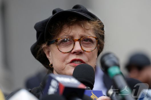 배우 수잔 서랜든이 12일(현지시간) 미국 뉴욕에서 열린 마흐무드 칼릴의 구금에 대한 청문회장 앞에서 기자회견을 하고 있다. ⓒ 로이터=뉴스1