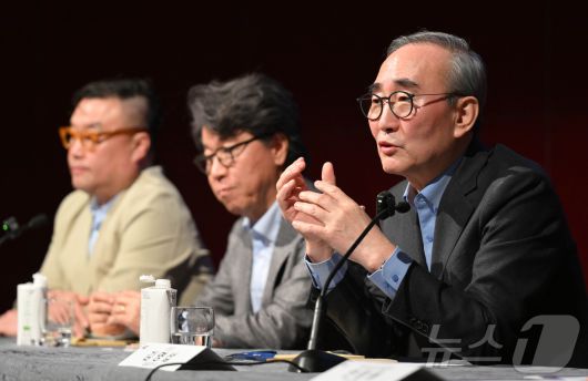 김영섭 KT 대표가 4일(현지시간) 스페인 바르셀로나의 한 호텔에서 '모바일 월드 콩그레스(MWC) 2025' 개막을 맞아 열린 기자간담회에서 취재진 질문에 답하고 있다. 2025.3.5/뉴스1 ⓒ News1 사진공동취재단