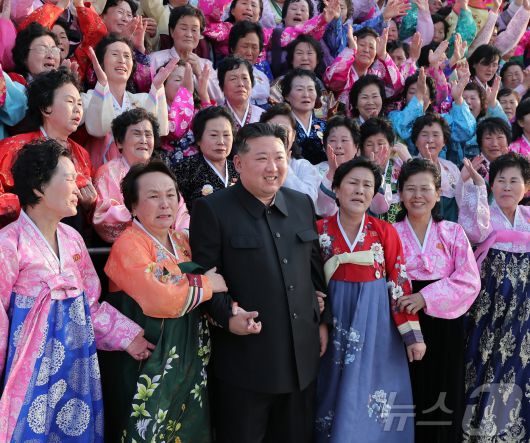 (평양 노동신문=뉴스1) = 북한 노동당 기관지 노동신문은 김정은 총비서가 전날인 20일 제3차 전국인민반장열성자회의 참가자들을 만나 기념사진을 찍었다고 21일 보도했다. [국내에서만 사용가능. 재배포 금지. DB 금지. For Use Only in the Republic of Korea. Redistribution Prohibited] rodongphoto@news1.kr