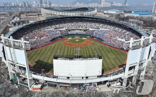 23일 서울 송파구 잠실야구장에서 열린 '2025 신한 SOL 뱅크 KBO리그' 롯데 자이언츠와 LG 트윈스의 경기에서 야구팬들이 열정적인 응원을 펼치고 있다. 2025.3.23/뉴스1 ⓒ News1 김진환 기자