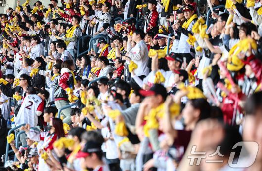 22일 서울 송파구 잠실야구장에서 열린 '2025 신한 SOL 뱅크 KBO리그' 개막전 롯데 자이언츠와 LG 트윈스의 경기를 찾은 야구팬들이 경기를 관람하고 있다. 2025.3.22/뉴스1 ⓒ News1 김도우 기자