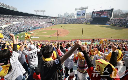 23일 서울 송파구 잠실야구장에서 열린 '2025 신한 SOL 뱅크 KBO리그' 롯데 자이언츠와 LG 트윈스의 경기에서 1루 LG 응원단이 2회말 박동원의 솔로홈런이 나오자 환호하고 있다. 2025.3.23/뉴스1 ⓒ News1 김진환 기자