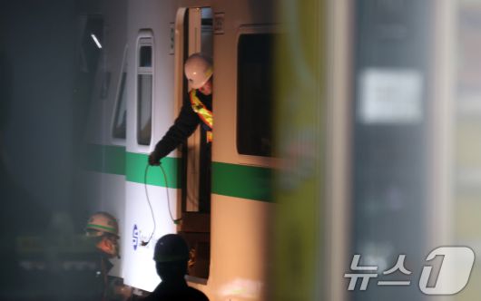 23일 오전 서울 지하철 2호선 신도림역에서 열차 탈선 사고가 발생해 관계자들이 복구작업을 하고 있다.  2025.3.23/뉴스1 ⓒ News1 김명섭 기자