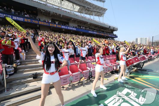 22일 광주 기아챔피언스필드에서 열린 '2025 신한 SOL 뱅크 KBO리그' 개막전 KIA타이거즈와 NC다이노스 경기를 찾은 야구팬들이 경기를 관람하고 있다. 2025.3.22/뉴스1 ⓒ News1 김태성 기자