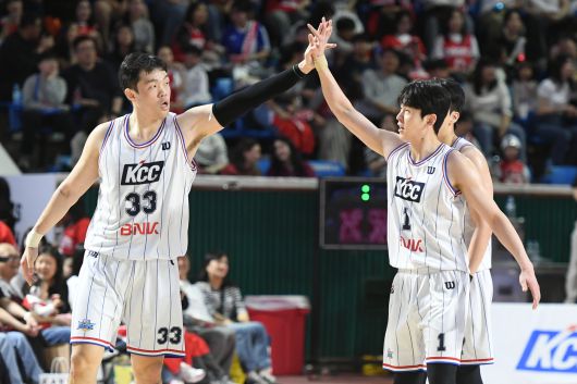 부산 KCC가 서울 SK를 꺾고 연패를 끊어냈다.(KBL 제공)