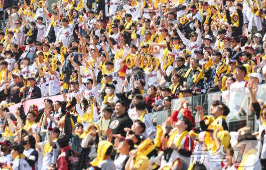 22일 서울 송파구 잠실야구장에서 열린 '2025 신한 SOL 뱅크 KBO리그' 개막전 롯데 자이언츠와 LG 트윈스의 경기를 찾은 야구팬들이 경기를 관람하고 있다. 2025.3.22/뉴스1 ⓒ News1 김도우 기자