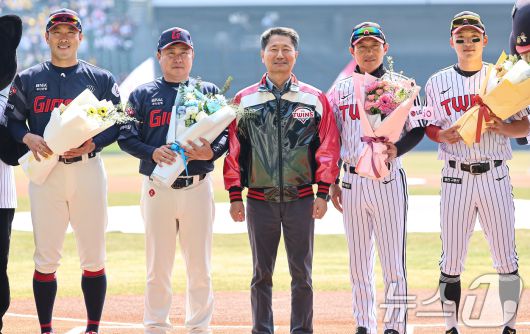 LG 스포츠 김인석 대표이사가 22일 서울 송파구 잠실야구장에서 열린 '2025 신한 SOL 뱅크 KBO리그' 개막전 롯데 자이언츠와 LG 트윈스의 경기에 LG염경엽 감독과 롯데 김태형 감독에게 꽃다발을 전달 후 기념촬영 하고 있다. 2025.3.22/뉴스1 ⓒ News1 김도우 기자