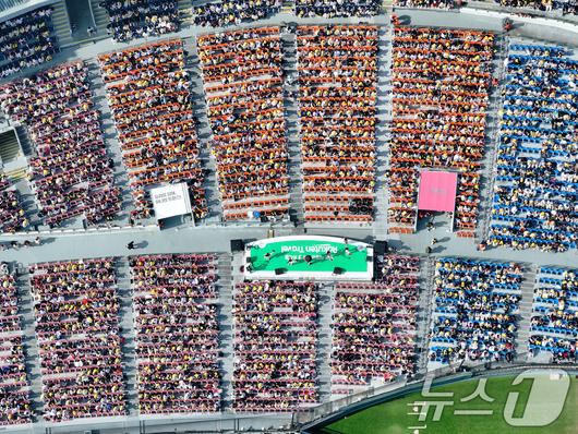 23일 서울 송파구 잠실야구장에서 열린 '2025 신한 SOL 뱅크 KBO리그' 롯데 자이언츠와 LG 트윈스의 경기에서 야구팬들이 열정적인 응원을 펼치고 있다. 2025.3.23/뉴스1 ⓒ News1 김진환 기자