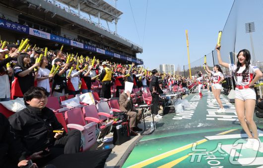 22일 광주 기아챔피언스필드에서 열린 '2025 신한 SOL 뱅크 KBO리그' 개막전 KIA타이거즈와 NC다이노스 경기를 찾은 야구팬들이 경기를 관람하고 있다. 2025.3.22/뉴스1 ⓒ News1 김태성 기자