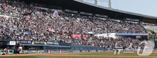 22일 서울 송파구 잠실야구장에서 열린 '2025 신한 SOL 뱅크 KBO리그' 개막전 롯데 자이언츠와 LG 트윈스의 경기를 찾은 야구팬들이 경기를 관람하고 있다. 2025.3.22/뉴스1 ⓒ News1 김도우 기자