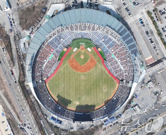 23일 서울 송파구 잠실야구장에서 열린 '2025 신한 SOL 뱅크 KBO리그' 롯데 자이언츠와 LG 트윈스의 경기에서 야구팬들이 열정적인 응원을 펼치고 있다. 2025.3.23/뉴스1 ⓒ News1 김진환 기자