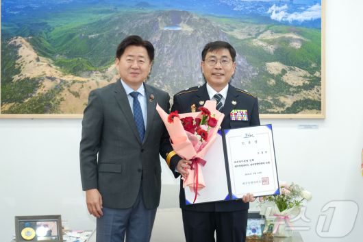 오영훈 제주도지사가 24일 도청 집무실에서 오충익 신임 제주도자치경찰단장에게 임용장을 수여했다.(제주도 제공. 재판매 및 DB 금지)