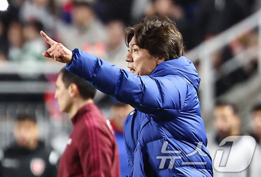 25일 오후 경기 수원월드컵경기장에서 열린 2026 국제축구연맹(FIFA) 북중미 월드컵 아시아 3차 예선 B조 8차전 대한민국과 요르단의 경기, 대한민국 홍명보 감독이 경기를 지켜보고 있다. 2025.3.25/뉴스1 ⓒ News1 김도우 기자