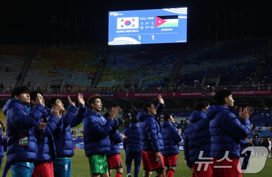 25일 오후 경기 수원월드컵경기장에서 열린 2026 국제축구연맹(FIFA) 북중미 월드컵 아시아 3차 예선 B조 8차전 대한민국과 요르단의 경기, 1대1 무승부로 마치고 관중에게 인사하는 대한민국 선수들 뒤로 스코어가 나오고 있다. 2025.3.25/뉴스1 ⓒ News1 김도우 기자