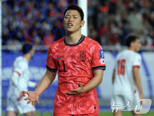 25일 오후 경기도 수원시 팔달구 수원월드컵경기장에서 열린 2026 국제축구연맹(FIFA) 북중미 월드컵 아시아 3차 예선 B조 8차전 대한민국과 요르단의 경기에서 황희찬이 찬스를 막히자 아쉬워 하고 있다. 2025.3.25/뉴스1 ⓒ News1 박정호 기자