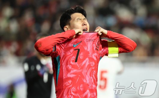 25일 오후 경기 수원월드컵경기장에서 열린 2026 국제축구연맹(FIFA) 북중미 월드컵 아시아 3차 예선 B조 8차전 대한민국과 요르단의 경기, 대한민국 손흥민이 공격에 실패하자 아쉬워하고 있다. 2025.3.25/뉴스1 ⓒ News1 김도우 기자