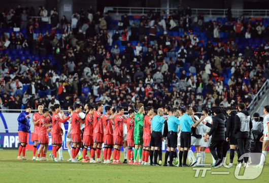 25일 오후 경기도 수원시 팔달구 수원월드컵경기장에서 열린 2026 국제축구연맹(FIFA) 북중미 월드컵 아시아 3차 예선 B조 8차전 대한민국과 요르단의 경기를 무승부로 마친 양팀 선수들이 인사를 나누고 있다. 2025.3.25/뉴스1 ⓒ News1 박정호 기자