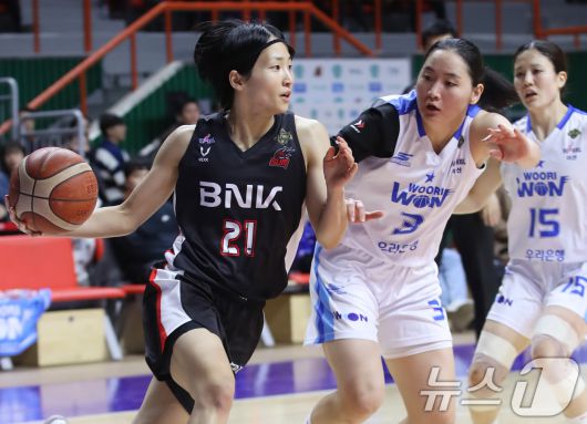 20일 오후 부산 사직실내체육관에서 열린 '하나은행 2024-2025 여자프로농구 플레이오프' 챔피언결정전 3차전 부산 BNK와 아산 우리은행의 경기에서 BNK 이이지마 사키가 패스할 공간을 찾고 있다. 2025.3.20/뉴스1 ⓒ News1 윤일지 기자