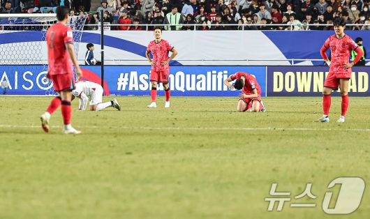 25일 오후 경기 수원월드컵경기장에서 열린 2026 국제축구연맹(FIFA) 북중미 월드컵 아시아 3차 예선 B조 8차전 대한민국과 요르단의 경기, 대한민국 선수들이 1대1 무승부로 경기를 마치고 아쉬워하고 있다. 2025.3.25/뉴스1 ⓒ News1 김도우 기자