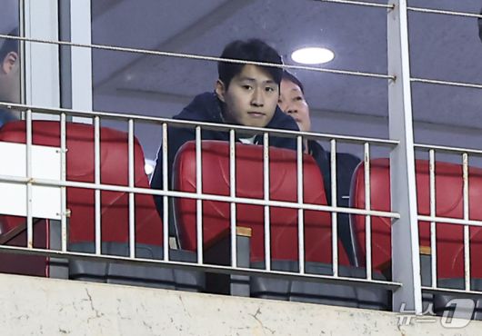 이강인이 25일 오후 경기 수원월드컵경기장에서 열린 2026 국제축구연맹(FIFA) 북중미 월드컵 아시아 3차 예선 B조 8차전 대한민국과 요르단의 경기에 방문해 그라운드를 지켜보고 있다. 2025.3.25/뉴스1 ⓒ News1 김도우 기자