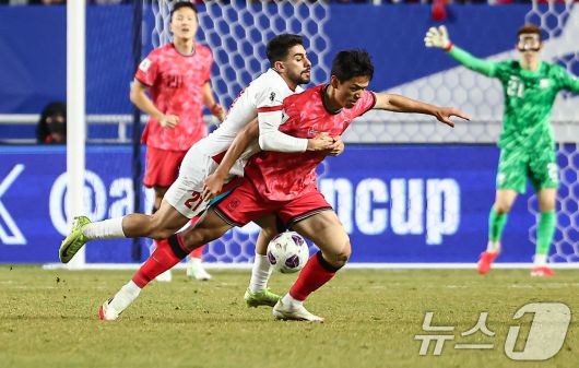 25일 오후 경기 수원월드컵경기장에서 열린 2026 국제축구연맹(FIFA) 북중미 월드컵 아시아 3차 예선 B조 8차전 대한민국과 요르단의 경기, 대한민국 오세훈이 요르단 아메르 자무스에게 파울을 당하고 있다. 2025.3.25/뉴스1 ⓒ News1 김도우 기자