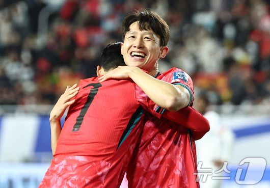 25일 오후 경기 수원월드컵경기장에서 열린 2026 국제축구연맹(FIFA) 북중미 월드컵 아시아 3차 예선 B조 8차전 대한민국과 요르단의 경기, 대한민국 이재성이 선제골을 넣고 손흥민과 기뻐하고 있다. 2025.3.25/뉴스1 ⓒ News1 김도우 기자