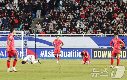 25일 오후 경기 수원월드컵경기장에서 열린 2026 국제축구연맹(FIFA) 북중미 월드컵 아시아 3차 예선 B조 8차전 대한민국과 요르단의 경기, 대한민국 선수들이 1대1 무승부로 경기를 마치고 아쉬워하고 있다. 2025.3.25/뉴스1 ⓒ News1 김도우 기자