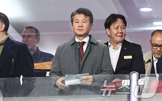 정몽규 대한축구협회장이 25일 오후 경기 수원월드컵경기장에서 열린 2026 국제축구연맹(FIFA) 북중미 월드컵 아시아 3차 예선 B조 8차전 대한민국과 요르단의 경기에 방문해 선수들을 지켜보고 있다. 2025.3.25/뉴스1 ⓒ News1 김도우 기자