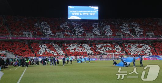 25일 오후 경기도 수원시 팔달구 수원월드컵경기장에서 열린 2026 국제축구연맹(FIFA) 북중미 월드컵 아시아 3차 예선 B조 8차전 대한민국과 요르단의 경기에서 팬들이 1986년 멕시코 월드컵부터 이어진 본선 진출에 대한 염원을 담은 카드섹션을 펼치고 있다. 2025.3.25/뉴스1 ⓒ News1 박정호 기자