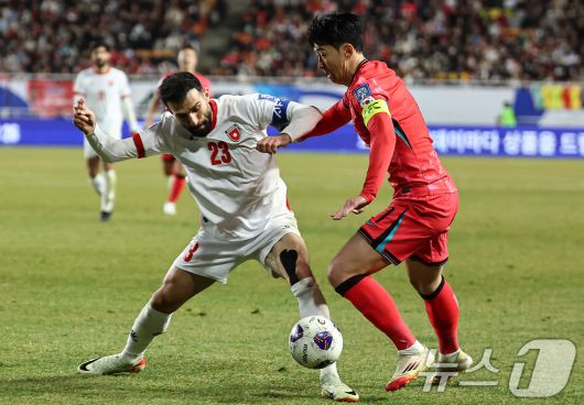 25일 오후 경기 수원월드컵경기장에서 열린 2026 국제축구연맹(FIFA) 북중미 월드컵 아시아 3차 예선 B조 8차전 대한민국과 요르단의 경기, 대한민국 손흥민이 요르단 에흐산 하다드에 막히고 있다. 2025.3.25/뉴스1 ⓒ News1 김도우 기자