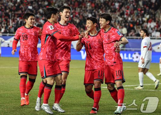 25일 오후 경기 수원월드컵경기장에서 열린 2026 국제축구연맹(FIFA) 북중미 월드컵 아시아 3차 예선 B조 8차전 대한민국과 요르단의 경기, 대한민국 이재성이 선제골을 넣고 동료들과 기뻐하고 있다. 2025.3.25/뉴스1 ⓒ News1 김도우 기자