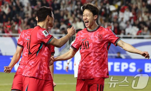 25일 오후 경기 수원월드컵경기장에서 열린 2026 국제축구연맹(FIFA) 북중미 월드컵 아시아 3차 예선 B조 8차전 대한민국과 요르단의 경기, 대한민국 이재성이 선제골을 넣고 동료들과 기뻐하고 있다. 2025.3.25/뉴스1 ⓒ News1 김도우 기자