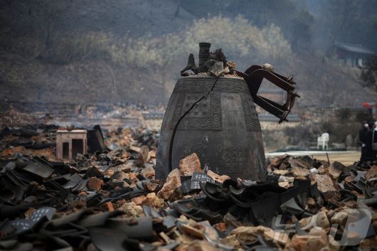 산불로 전소된 고은사 ⓒ 로이터=뉴스1 ⓒ News1