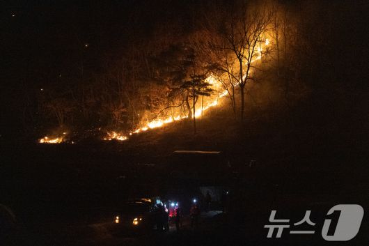 산불이 이어지고 있는 27일 경북 안동시 남후면 일대 야산에서 산불전문예방진화대원들이 화선 정리 작업을 하고 있다. 2025.3.27/뉴스1 ⓒ News1 이승배 기자