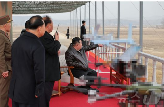 (평양 노동신문=뉴스1) = 김정은 총비서가 새로 개발·생산 중인 무인정찰 및 자폭공격형 무인기 성능시험을 참관했다. [국내에서만 사용가능. 재배포 금지. DB 금지. For Use Only in the Republic of Korea. Redistribution Prohibited]