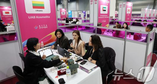 3일 서울 강남구 코엑스에서 열린 제17회 KITA 해외마케팅 종합대전에서 해외 바이어들이 국내 중소기업 제품 설명을 듣고 있다.  2024.12.3/뉴스1 ⓒ News1 박지혜 기자