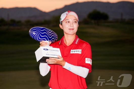 김효주가 30일(현지시간) 애리조나주 챈들러의 월윈드 골프클럽에서 열린 LPGA 투어 포드 챔피언십서 연장 끝에 1년 6개월 만에 투어 통산 7승을 한 뒤 트로피를 들고 기뻐하고 있다. 2025.03.31 ⓒ AFP=뉴스1 ⓒ News1 우동명 기자