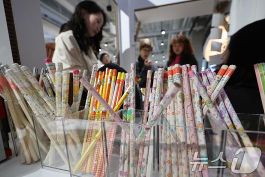 2일 서울 강남구 코엑스 더플라츠에서 열린 인벤타리오(INVENTARIO): 2025 문구 페어를 찾은 관람객들이 다양한 문구제품을 둘러보고 있다. 이번 전시회는 취향 셀렉트숍 29CM(이십구센티미터)가 선보이는 첫 번째 오프라인 문구 브랜드 페어다. 2025.4.2/뉴스1 ⓒ News1 박지혜 기자