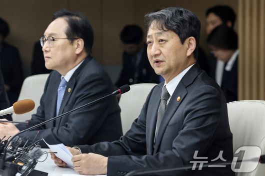 안덕근 산업통상자원부 장관이 지난달 27일 오후 서울 중구 대한상공회의소에서 열린 '자동차 관세 부과 민관 합동 긴급 대책회의'에 참석해 모두발언을 하고 있다. 이날 회의는 도널드 트럼프 미국 대통령이 오는 4월 3일부터 우리나라를 포함한 외국산 수입 자동차에 25 2025.3.27/뉴스1 ⓒ News1 민경석 기자
