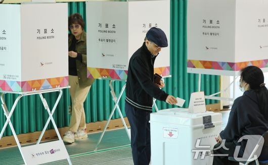 4·2 재·보궐 선거 본투표날인 2일 전남 담양군 대전면 한빛고등학교에 마련된 투표소에서 유권자들이 투표를 하고 있다. 2025.4.2/뉴스1 ⓒ News1 김태성 기자